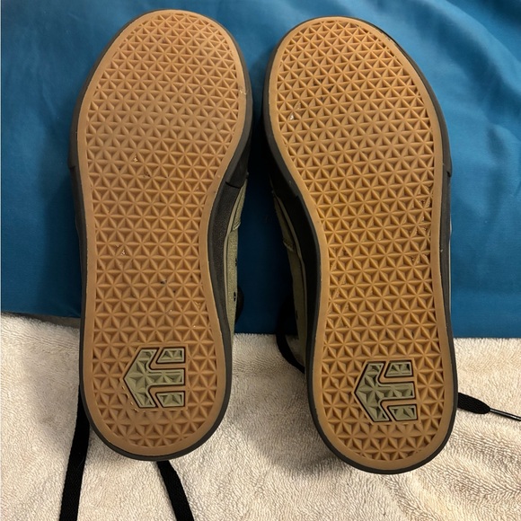 Etnies Green Sneakers with Canvas Upper and Black Rubber Sole - Picture 3 of 5